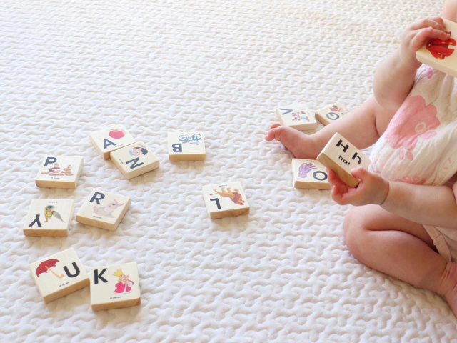 ABC積み木で遊ぶ赤ちゃんの写真